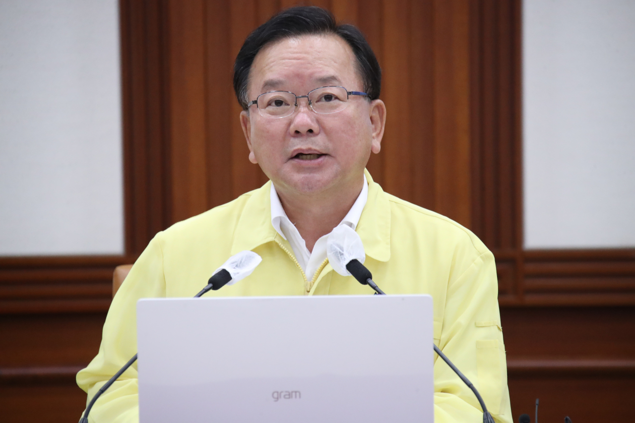 김부겸 국무총리가 13일 정부서울청사에서 열린 코로나19 대응 중앙재난안전대책본부(중대본) 회의를 주재하고 있다.[연합]