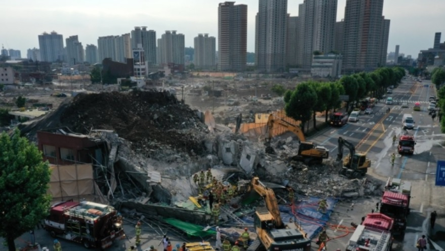 지난 9일 오후 광주 동구 학동의 한 철거 작업 중이던 건물이 붕괴, 도로 위로 건물 잔해가 쏟아져 시내버스 등이 매몰됐다.[연합]
