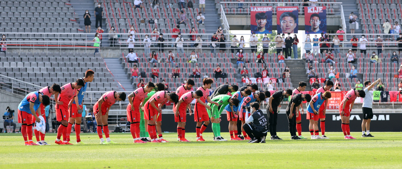 한국 축구 대표팀 선수들이 13일 고양종합운동장에서 열린 2022 카타르 월드컵 아시아지역 2차 예선 조별리그 H조 최종전서 레바논을 꺾고 무패행진으로 최종예선행을 확정한 뒤 관중들에게 인사하고 있다. [연합]