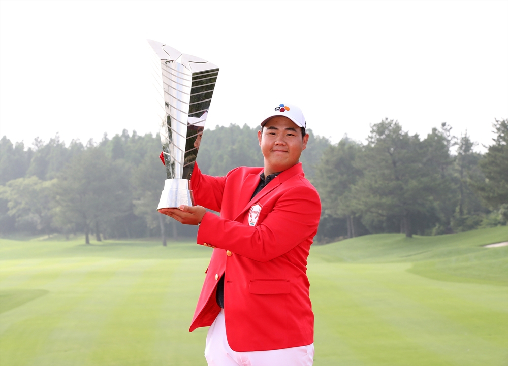 김주형이 SK telecom OPEN 2021에서 우승한 뒤 우승컵을 들고 웃고 있다.[KPGA 제공]