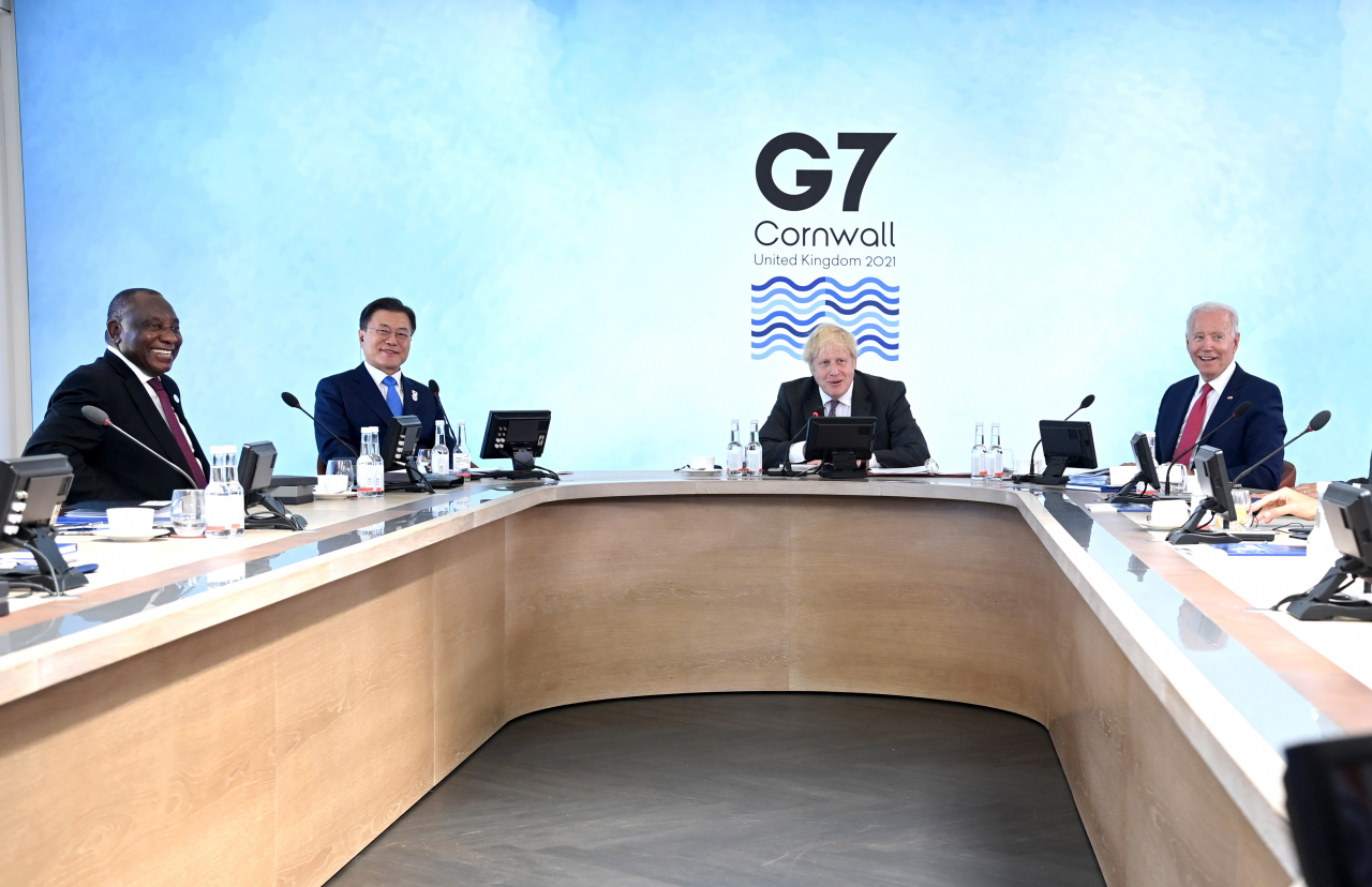 문재인 대통령이 12일(현지시간) 열린 G7 확대 정상회의에서 조 바이든 미국 대통령과 함께 의장석 바로 옆 자리를 차지해 눈길을 끈다.[사진=플리커 G7 정상회의 계정]