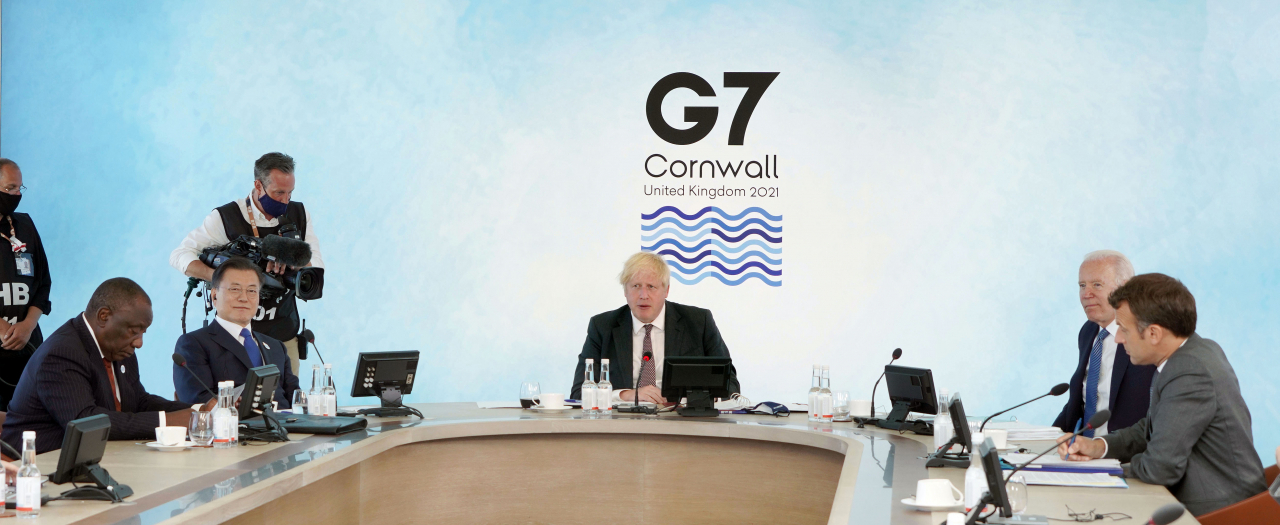 G7 정상회의 참석차 영국을 방문 중인 문재인 대통령이 13일(현지시간) 영국 콘월 카비스베이에서 열린 '기후변화 및 환경' 방안을 다룰 확대회의 3세션에 참석해 있다. 왼쪽부터 시계방향으로 남아공 시릴 라마포사 대통령, 문 대통령, 영국 보리스 존슨 총리, 미국 조 바이든 미국 대통령, 프랑스 에마뉘엘 마크롱 대통령. [연합]