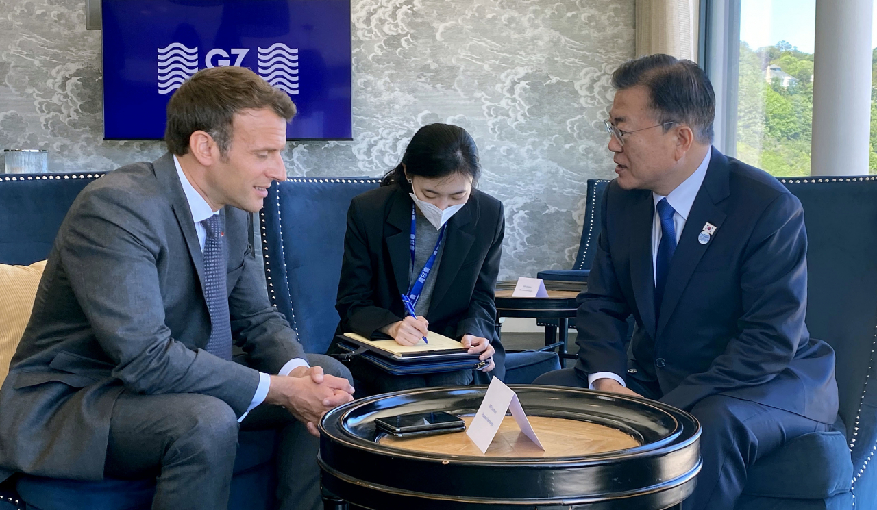 G7 정상회의 참석차 영국을 방문 중인 문재인 대통령이 13일 오전(현지시간) 영국 콘월 카리스베이 정상회담 라운지에서 마크롱 프랑스 대통령과 약식회담을 하고 있다. [연합]