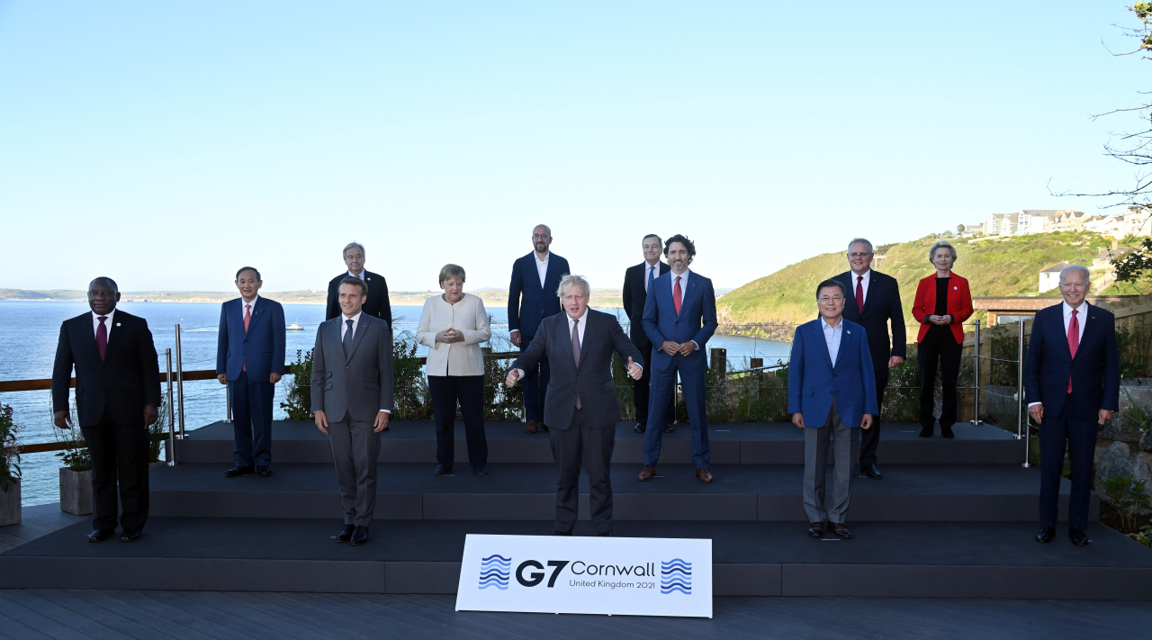 G7 정상회의 참석차 영국을 방문 중인 문재인 대통령이 지난 12일(현지시간) 영국 콘월 카비스베이 양자회담장 앞에서 참가국 정상들과 기념사진을 촬영하고 있다. 앞줄 왼쪽부터 남아공 시릴 라마포사 대통령, 프랑스 에마뉘엘 마크롱 대통령, 영국 보리스 존슨 총리 , 문재인 대통령, 미국 조 바이든 미국 대통령. 두번째 줄 왼쪽부터 일본 스가 요시히데 총리, 독일 앙겔라 메르켈 총리, 캐나다 쥐스탱 트뤼도 총리, 호주 스콧 모리슨 총리. 세번째 줄 왼쪽부터 UN 안토니우 구테흐스 사무총장, 샤를 미셸 EU 정상회의 상임의장, 이탈리아 마리오 드라기 총리, 우르줄라 폰데어라이엔 EU 집행위원장. [연합]
