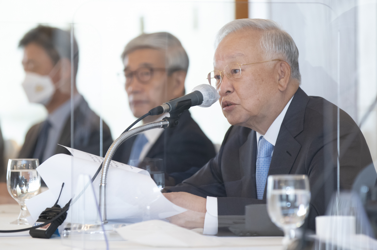 손경식 한국경영자총협회장이 원청기업이 하청노조의 단체교섭 대상이 될 수 있다고 결정한 중앙노동위원회에 행정소송 가능성을 언급했다. 손 회장이 14일 오전 서울 중구 롯데호텔에서 열린 회장단 회의에서 인사말을 하고 있다. [연합뉴스]