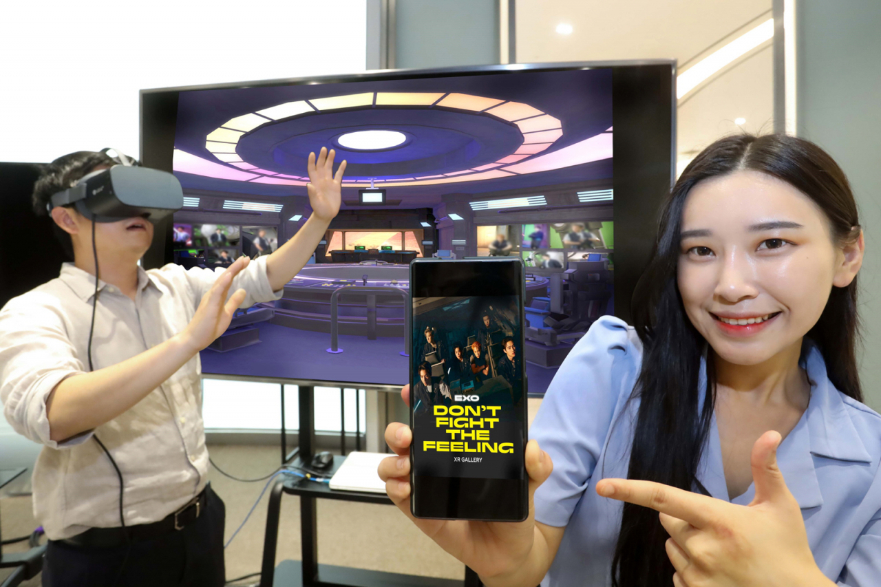LG유플러스는 가상현실 서비스 U+VR을 전국민 대상으로 무료 개방하고, 아이돌그룹 ‘엑소(EXO)’의 온라인 전시관 ‘XR Gallery’를 15일 공개한다고 밝혔다. LG유플러스 관계자들이 ‘XR Gallery’를 체험하고 있다. [LG유플러스]