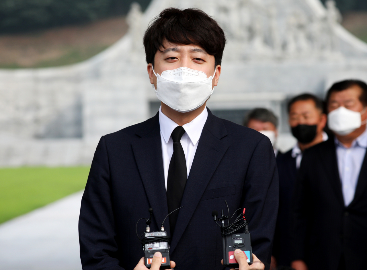이준석 국민의힘 대표가 14일 대전 유성구 국립대전현충원을 찾아 참배한 뒤 기자들의 질문에 답하고 있다. [국회사진기자단]