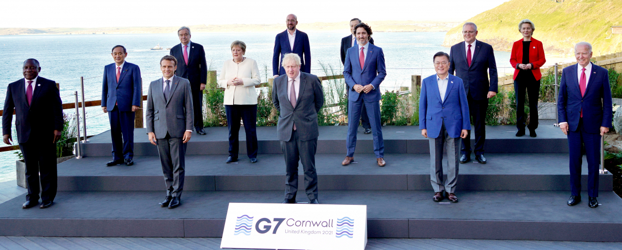 G7 정상회의 참석차 영국을 방문 중인 문재인 대통령이 지난 12일(현지시간) 영국 콘월 카비스베이 양자회담장 앞에서 참가국 정상들과 기념사진을 촬영하고 있다. 앞줄 왼쪽부터 남아공 시릴 라마포사 대통령, 프랑스 에마뉘엘 마크롱 대통령, 영국 보리스 존슨 총리 , 문재인 대통령, 미국 조 바이든 미국 대통령. 두번째 줄 왼쪽부터 일본 스가 요시히데 총리, 독일 앙겔라 메르켈 총리, 캐나다 쥐스탱 트뤼도 총리, 호주 스콧 모리슨 총리. 세번째 줄 왼쪽부터 UN 안토니우 구테흐스 사무총장, 샤를 미셸 EU 정상회의 상임의장, 이탈리아 마리오 드라기 총리, 우르줄라 폰데어라이엔 EU 집행위원장. [연합]