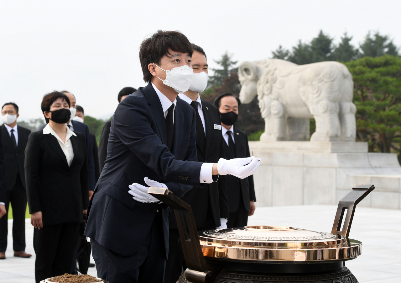 이준석 국민의힘 신임 당대표가 14일 오전 대전 유성구 갑동 국립대전현충원을 찾아 분향하고 있다. [연합]