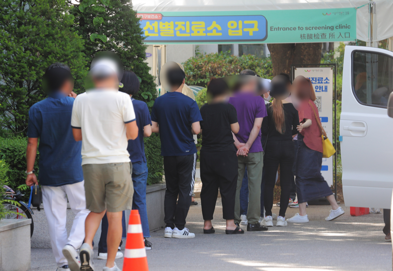 12일 오전 서울 강동구 보건소 선별진료소에서 시민들이 코로나19 검사를 받기 위해 대기하고 있다. [연합]