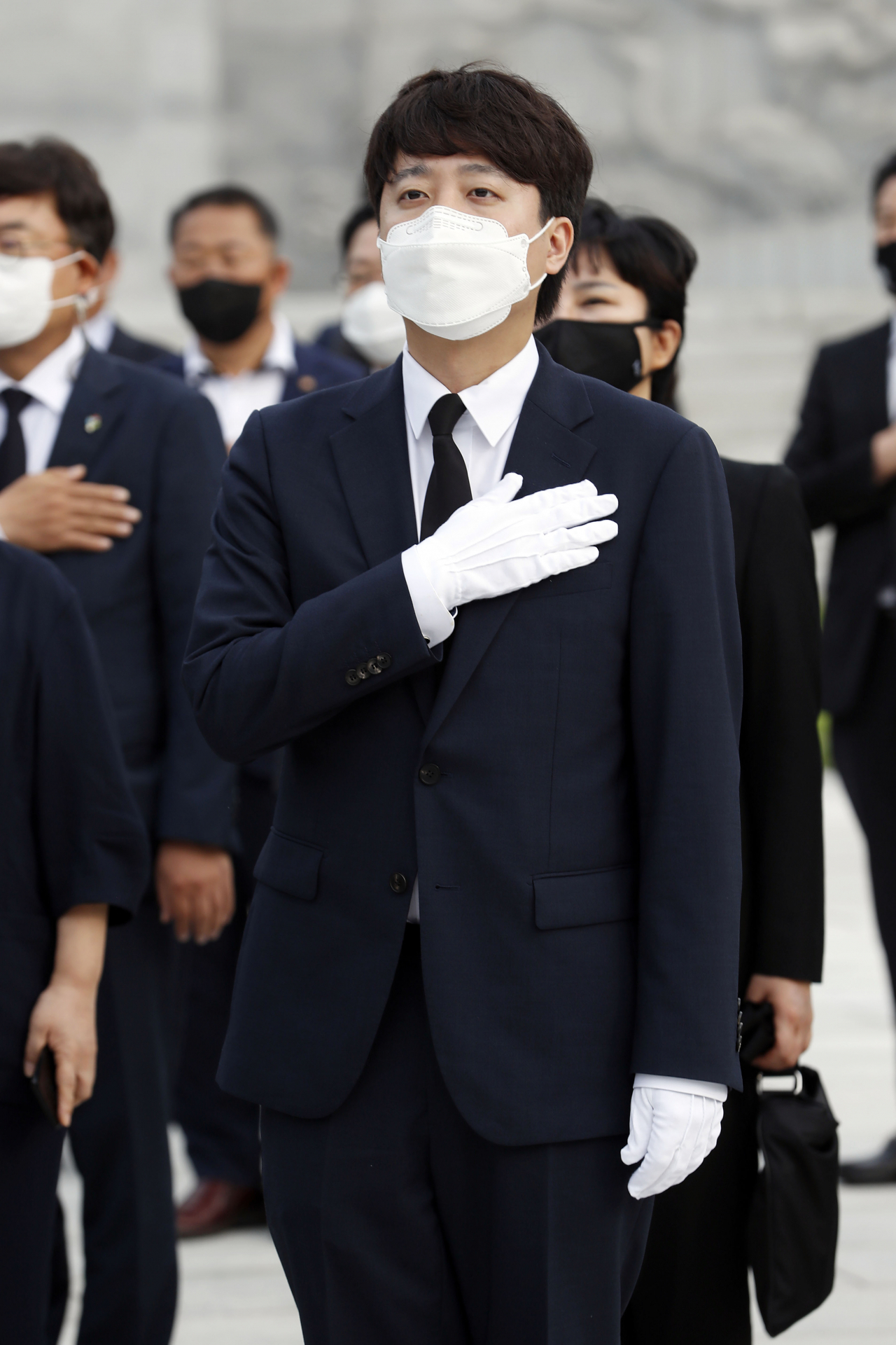 이준석 국민의힘 대표가 14일 대전 유성구 국립대전현충원을 찾아 참배한 후 국기에 경례하고 있다. [연합]