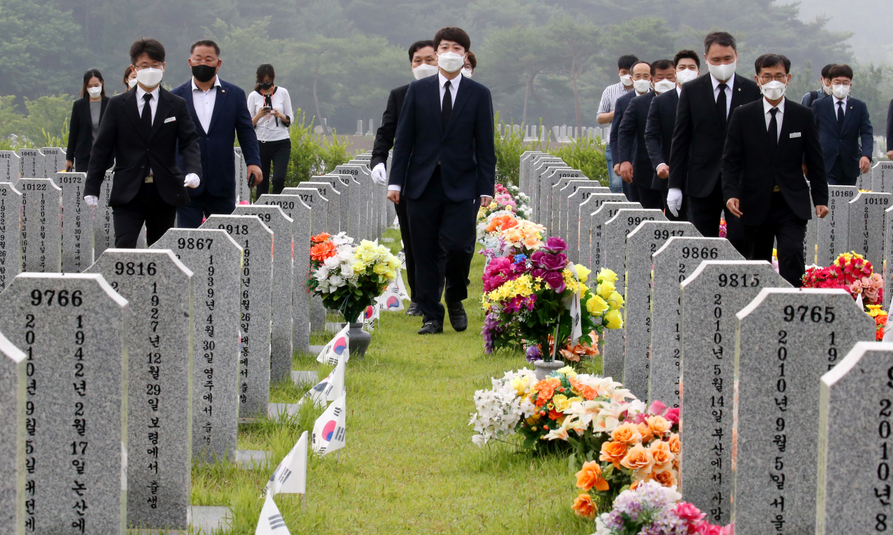 이준석 국민의힘 신임 대표가 14일 오전 대전시 유성구 국립대전현충원 한주호 준위 묘역으로 이동하고 있다. [연합]