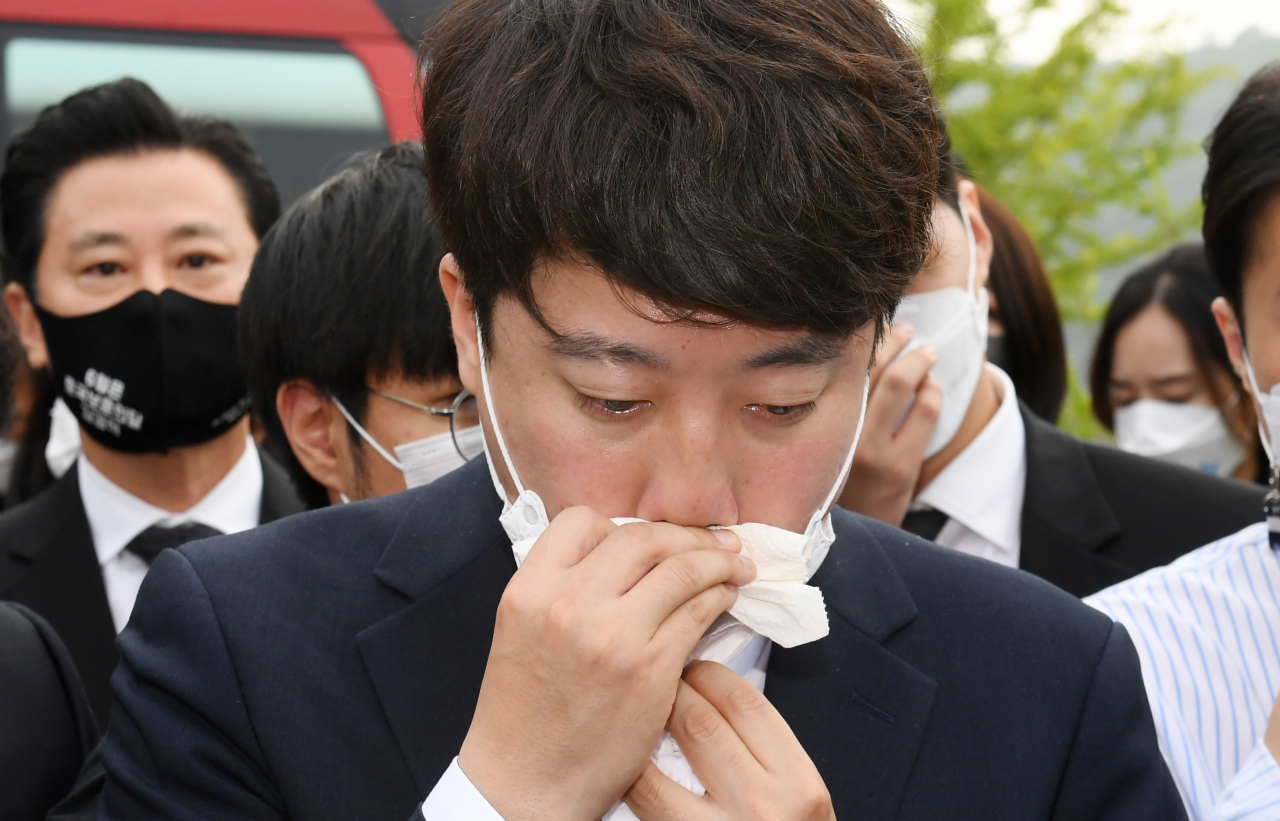 이준석 국민의힘 대표가 14일 대전시 유성구 국립대전현충원 천안함 46용사 묘역 참배를 마친 후 유가족을 만나 눈물을 흘리고 있다. [연합]