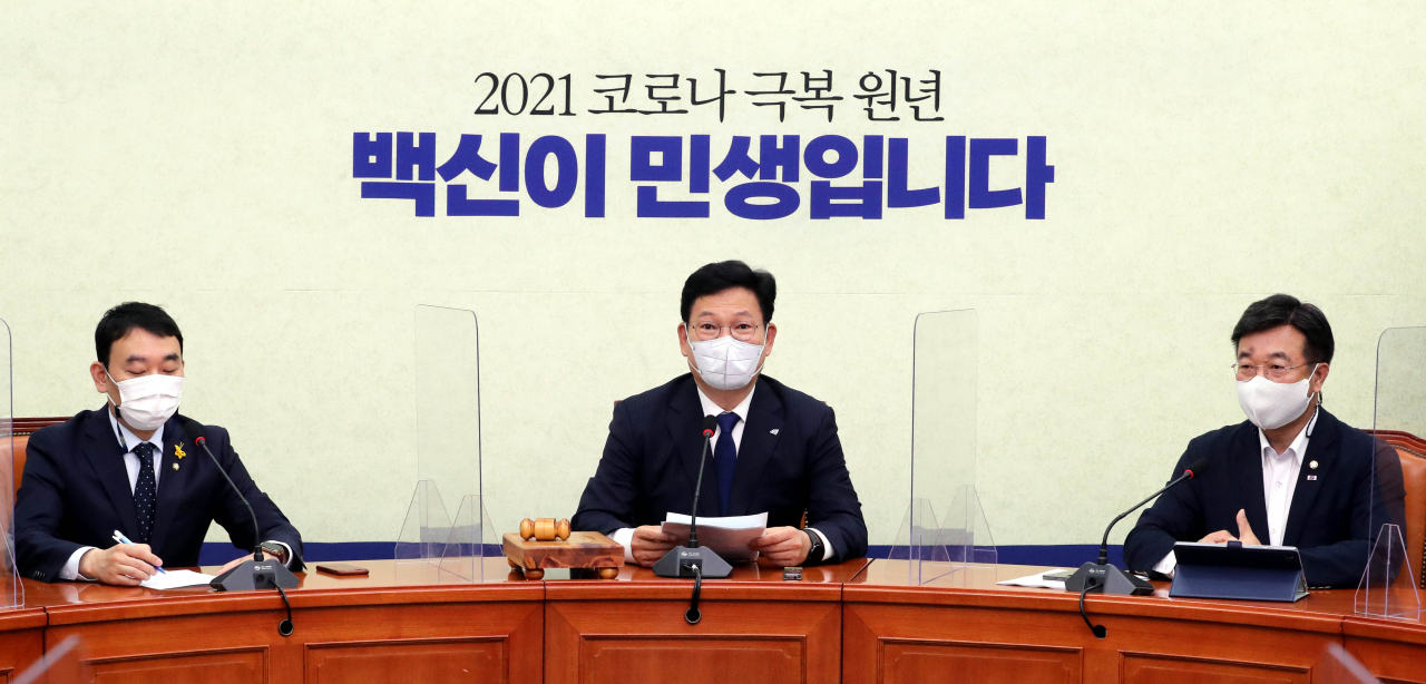 송영길 더불어민주당 대표가 14일 서울 여의도 국회에서 열린 최고위원회의에서 발언하고 있다. 오른쪽부터 윤호중 원내대표, 송 대표, 김용민 최고위원.[사진=이상섭 기자/babtong@heraldcorp.com]