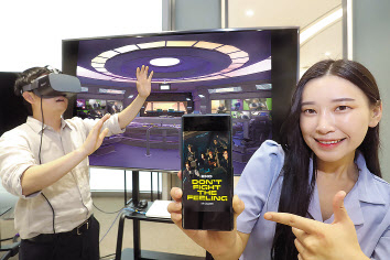 LG유플러스는 가상현실 서비스 U+VR를 전국민 대상으로 무료 개방하고, 아이돌그룹 ‘엑소(EXO)’의 온라인 전시관 ‘XR Gallery’를 15일 공개한다고 밝혔다. LG유플러스 관계자들이 ‘XR Gallery’를 체험하고 있다. [LG유플러스 제공]