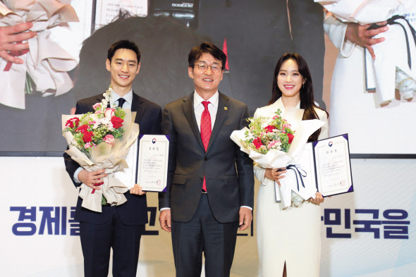 류근관(가운데) 통계청장이 지난달 13일 오전 서울 송파구 스카이31에서 열린 ‘2020년 기준 경제총조사 홍보대사 위촉식’에서 홍보대사 배우 이제훈(왼쪽), 아나운서 주시은과 함께 기념촬영을 하고 있다. [통계청 제공]