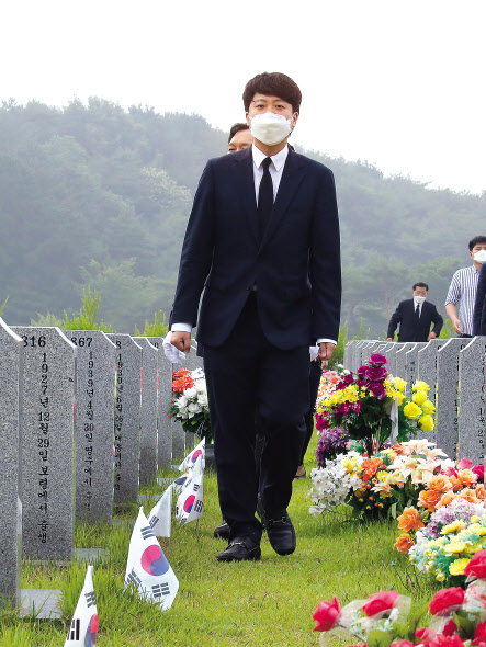 이준석 국민의힘 대표가 14일 오전 대전시 유성구 국립대전현충원 한주호 준위 묘역으로 이동하고 있다. 고(故) 한주호 준위는 천안함 희생자들을 구조하다가 순직했다. [연합]