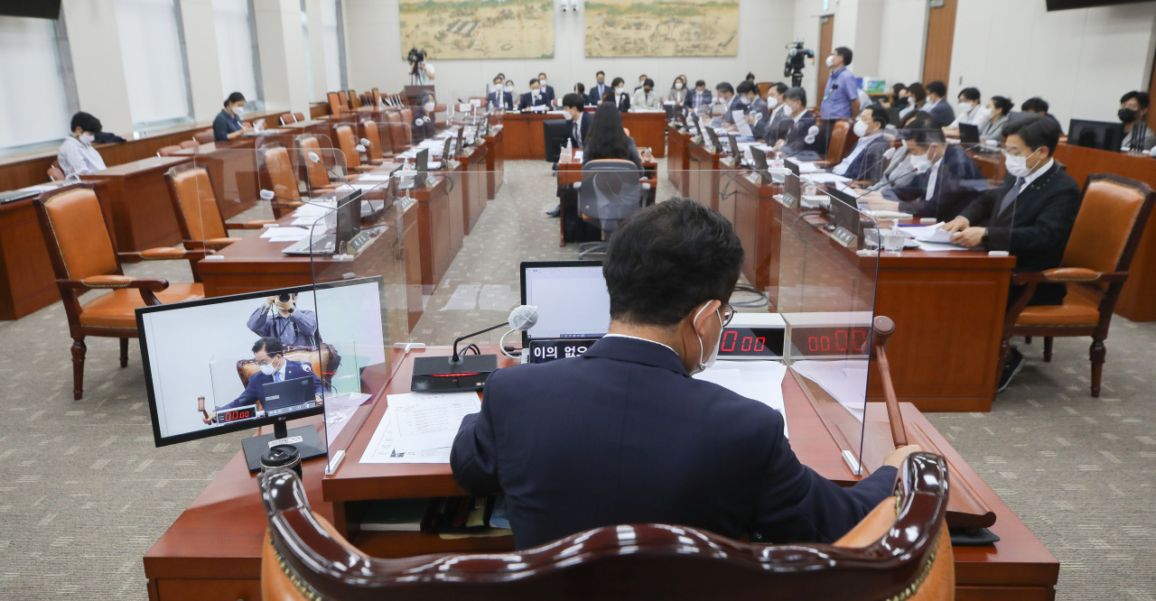Ruling Democratic Party of Korea lawmakers within the National Assembly’s Education Committee vote on the bill Thursday to establish the National Education Commission with absence of lawmakers from the main opposition People Power Party. (Yonhap)