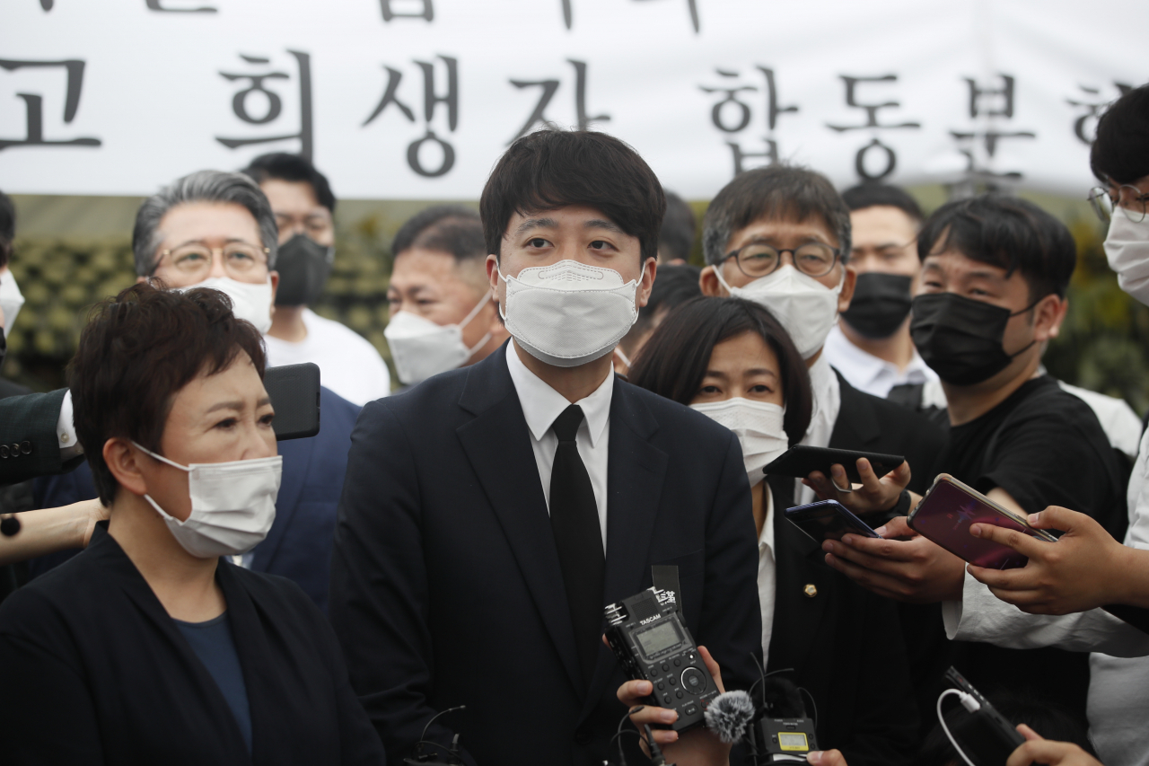 광주 동구 동구청에 마련된 '철거 건물 붕괴 참사 피해자 합동분향소'를 찾은 이준석 국민의힘 대표. [연합]