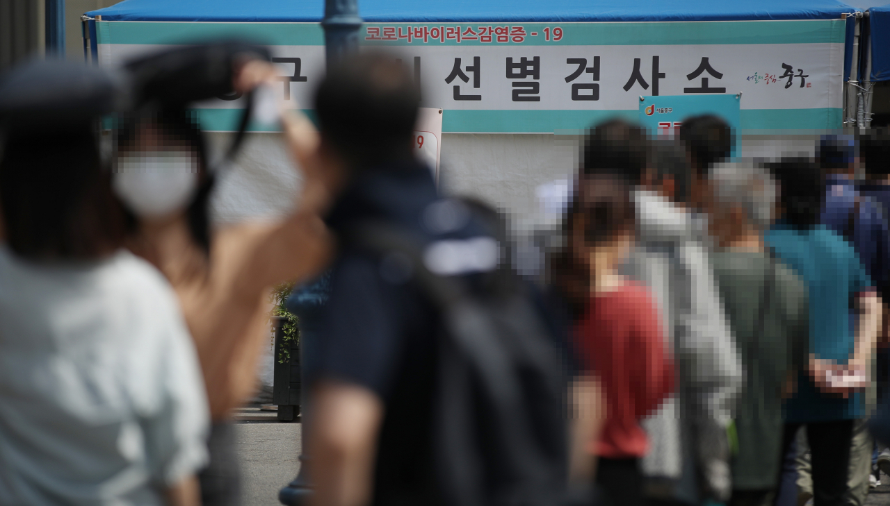 14일 오전 서울역 광장에 마련된 중구임시선별검사소에서 시민들이 코로나19 선별검사를 받기 위해 줄을 서 있다. 이날 신규 확진자 수는 400명 아래로 떨어졌다. [연합]