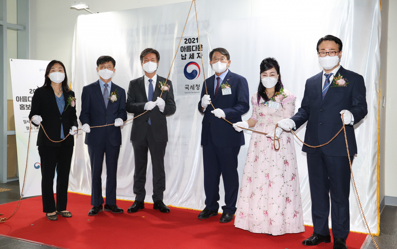 김대지 국세청장(왼쪽 세번째)이14일 정부세종청사 조세박물관에 설치된 아름다운 납세자 홍보관을 제막한 후 기념촬영을 하고 있다.[국세청 제공]