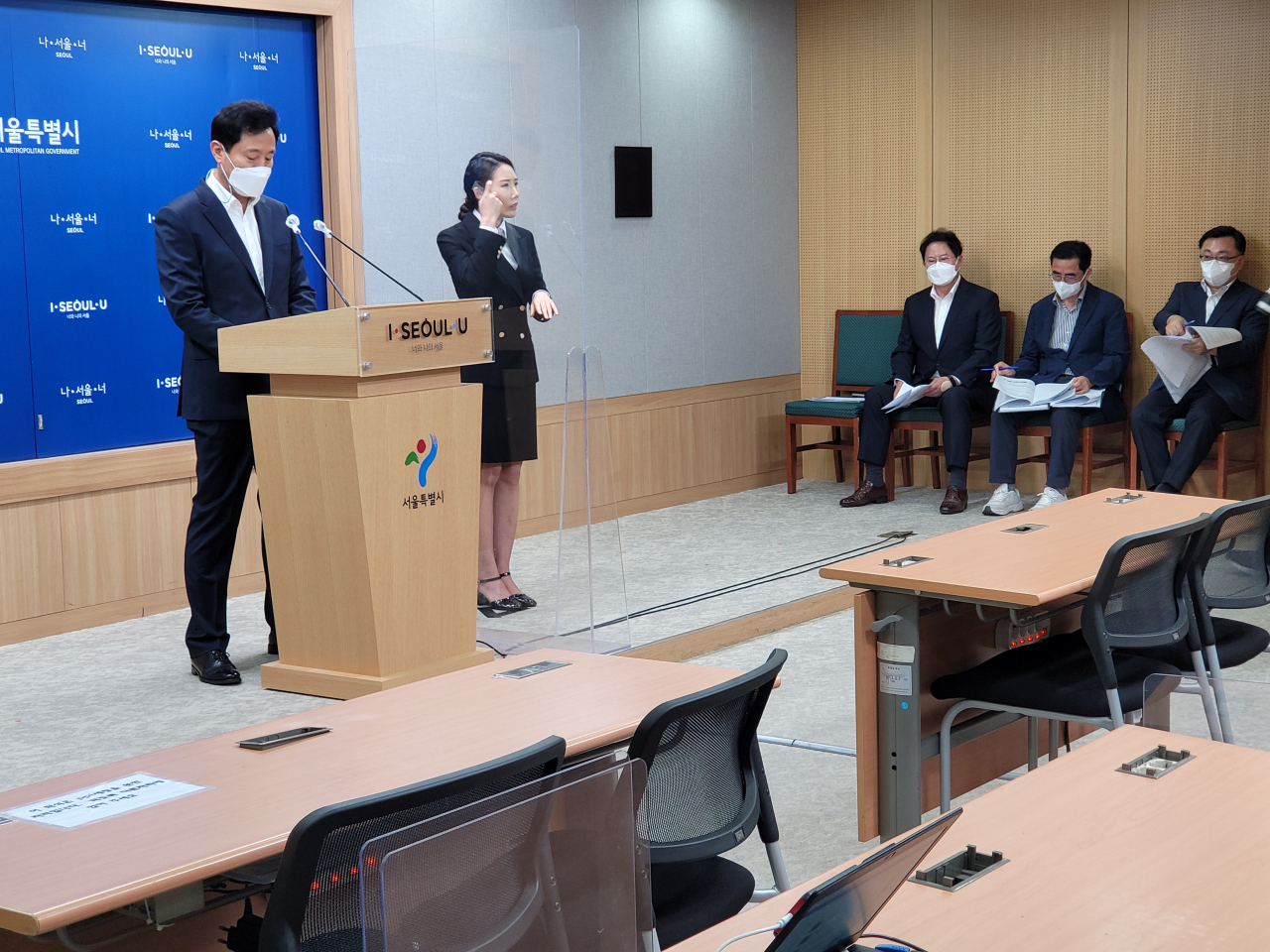 오세훈 서울특별시장이 14일 오후 2시 서울시청 신청사에서 열린 브리핑에서 시민들을 위한 공사장안전 매뉴얼을 발표하고 있다. 김유진 기자/kacew@heraldcorp.com