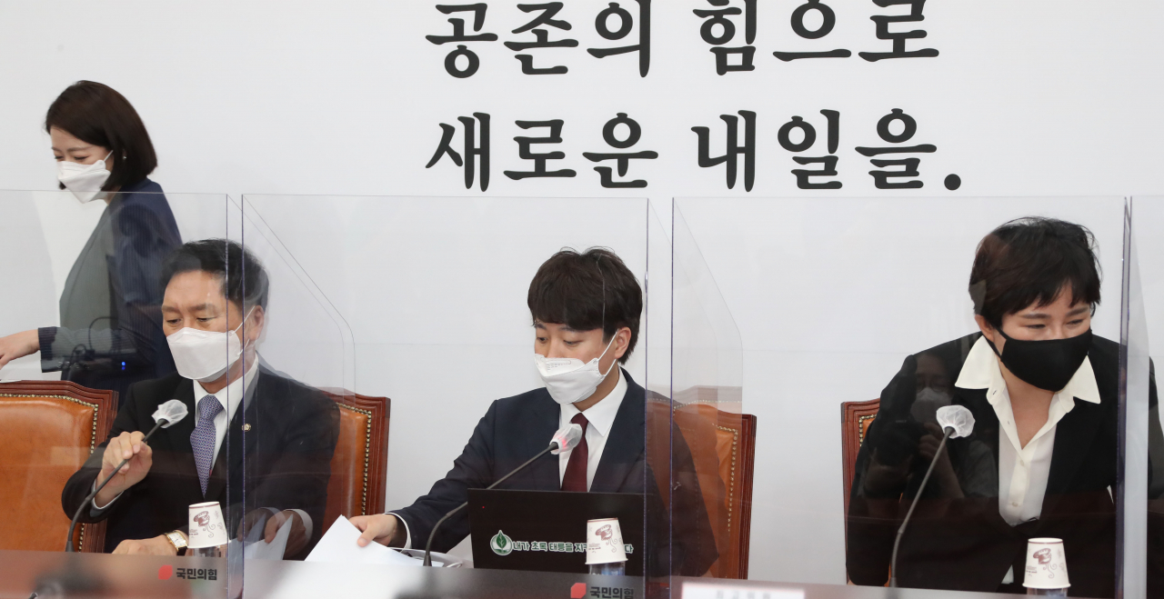 국민의힘 배현진 최고위원(왼쪽부터), 김기현 원내대표, 이준석 대표, 조수진 최고위원이 14일 서울 여의도 국회에서 첫 최고위원회의를 준비하고 있다. [헤럴드경제=이상섭 기자]
