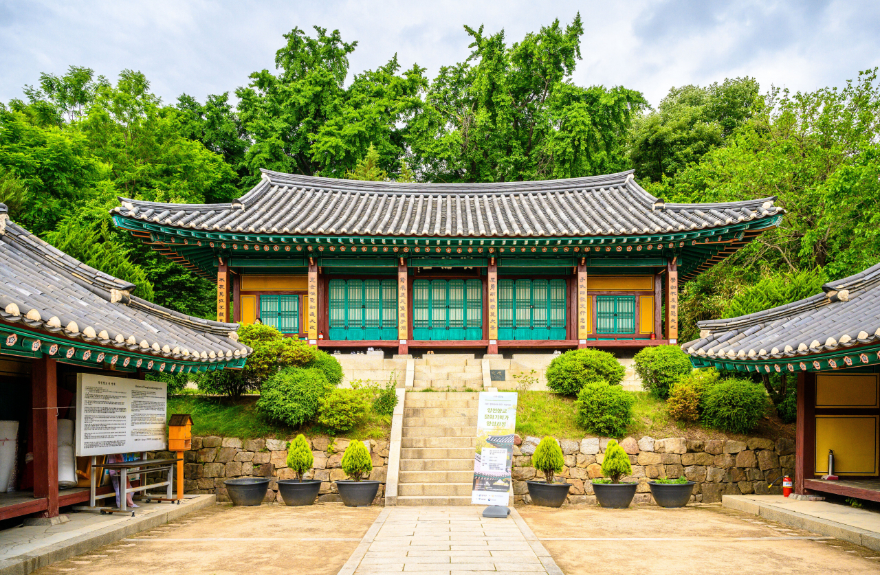 서울에서 유일하게 남아있는 향교. 문묘 성균관의 강서 캠퍼스 격이다.