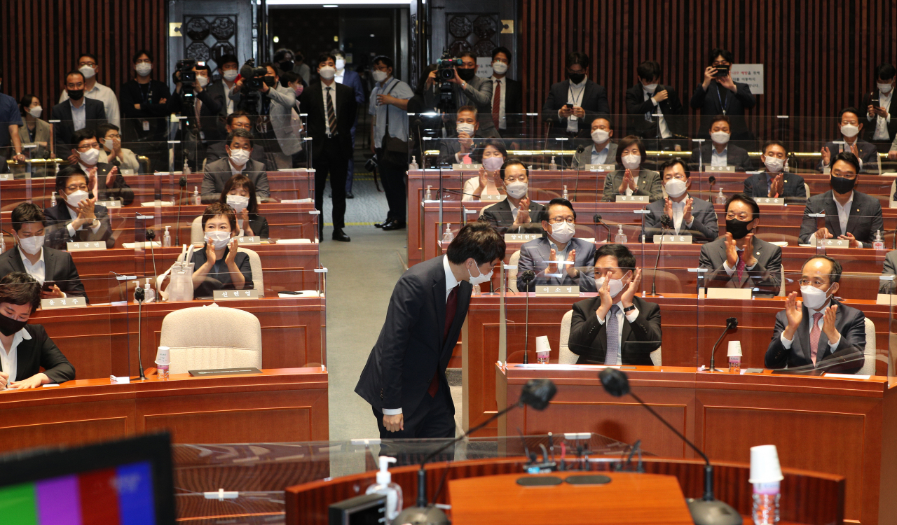 14일 오후 국회 예결위 회의장에서 열린 국민의힘 의원총회에서 이준석 신임 당대표가 의원들의 박수를 받으며 발언대로 향하고 있다. [헤럴드경제=이상섭 기자]