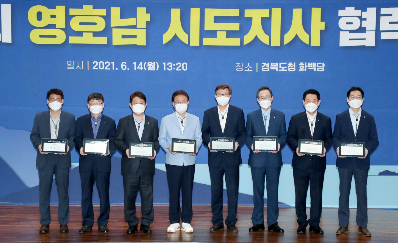 14일 경북도청에서 열린 영호남 시·도지사 협력회의 참석자들이 지방분권과 지역 균형발전 강화를 위한 공동성명서에 서명했다. 김일융 광주시 자치행정국장(왼쪽부터), 장수완 울산 부시장, 권영진 대구시장, 이철우 경북지사, 박형준 부산시장, 송하진 전북지사, 김영록 전남지사, 김경수 경남지사.[경북도 제공]