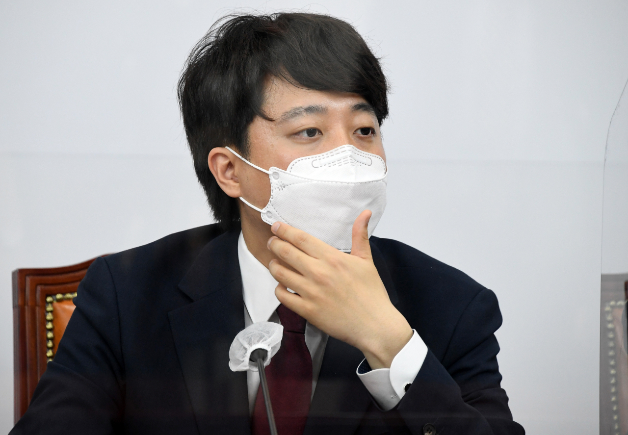 이준석 국민의힘 대표가 14일 서울 여의도 국회에서 열린 첫 최고위원회의에서 최고위원들의 발언을 듣고 있다. [헤럴드경제=이상섭 기자]