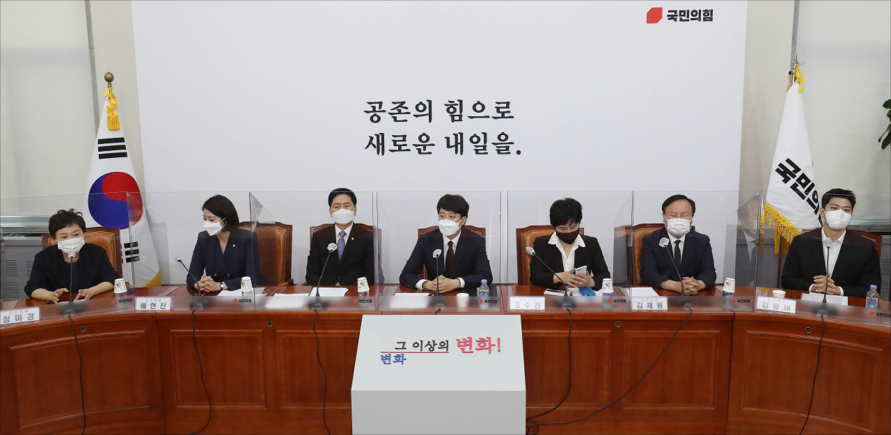 이준석 국민의힘 대표(가운데)가 14일 서울 여의도 국회에서 열린 첫 최고위원회의를 주재하고 있다. [헤럴드경제=이상섭 기자]
