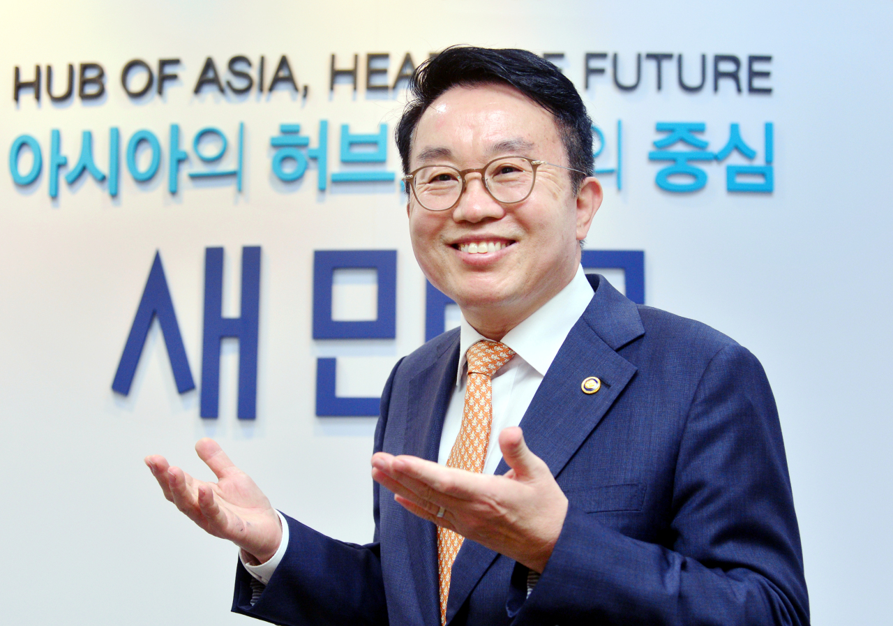 Yang Choong-mo, administrator of the Saemangeum Development and Investment Agency, speaks in an interview with The Korea Herald in Seoul on Friday. (Park Hyun-koo/The Korea Herald)