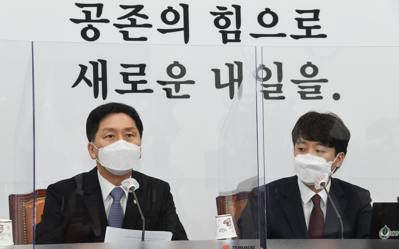국민의힘 김기현 원내대표가 14일 서울 여의도 국회에서 열린 첫 최고위원회의에서 발언하고 있다. 오른쪽은 이준석 대표. 연합뉴스