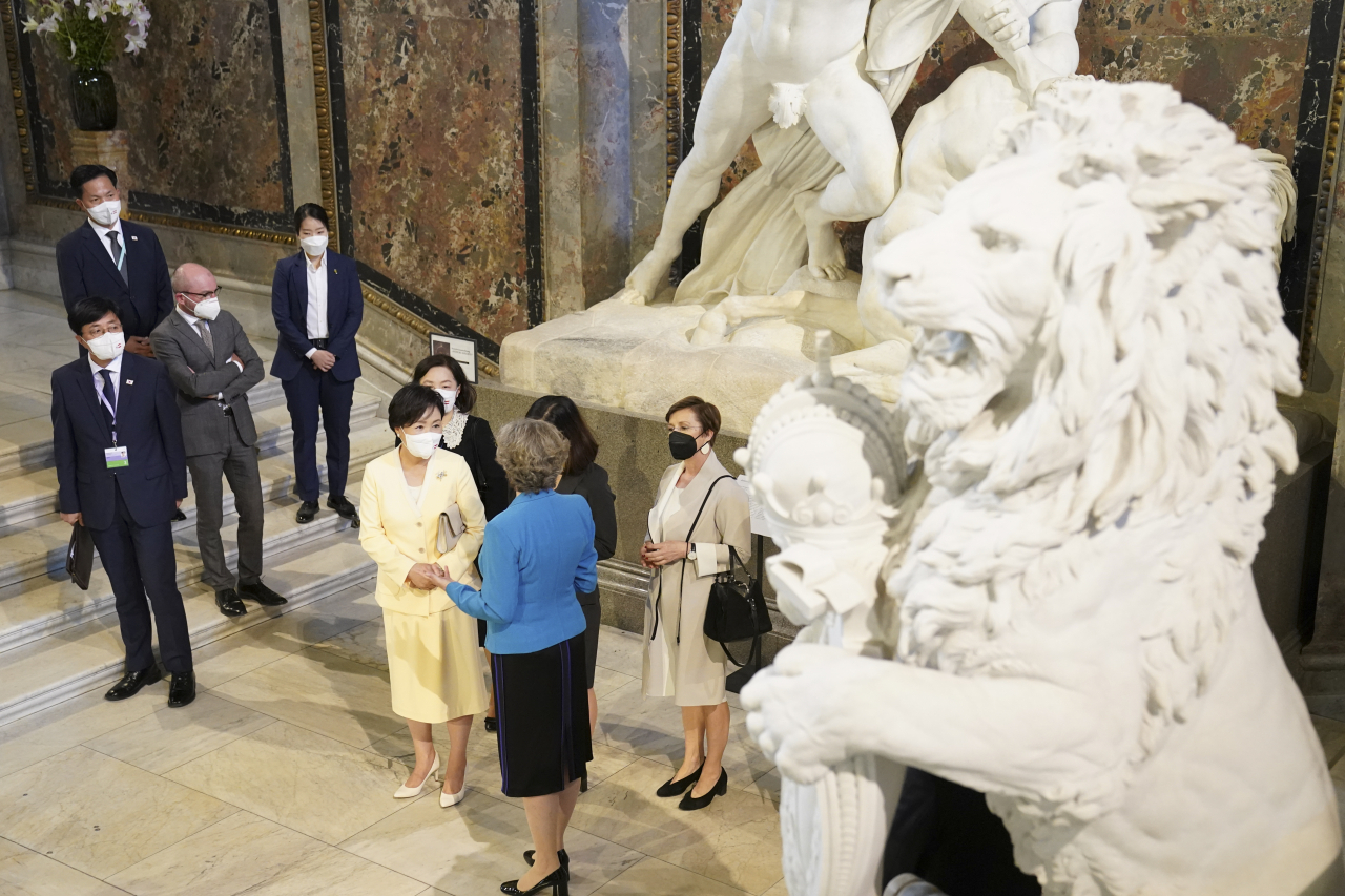 오스트리아를 국빈 방문중인 김정숙 여사가 14일(현지시간) 빈 미술사박물관을 방문, 도리스 슈미다우어 오스트리아 영부인 등과 특별전시회를 관람하고 있다. [연합]