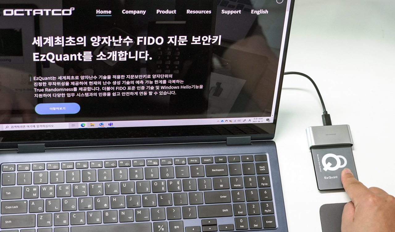 SK텔레콤은 아이디퀀티크(IDQ), 생체인증 벤처기업 옥타코와 함께 세계 최초로 양자난수생성기술이 적용된 지문 인식 보안키 ‘이지퀀트’를 출시했다고 15일 밝혔다. 사진은 이지퀀트 사용 모습. [SK텔레콤제공]