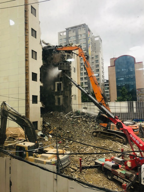 지난 11일 서울시 마포구 노고산동의 한 철거 현장 모습. 인근 주민들은 지난 9일 광주광역시 동구에서 발생한 철거건물 붕괴 사고를 언급하며, 이곳 현장에 대한 불안감을 내비쳤다. [독자 제공]