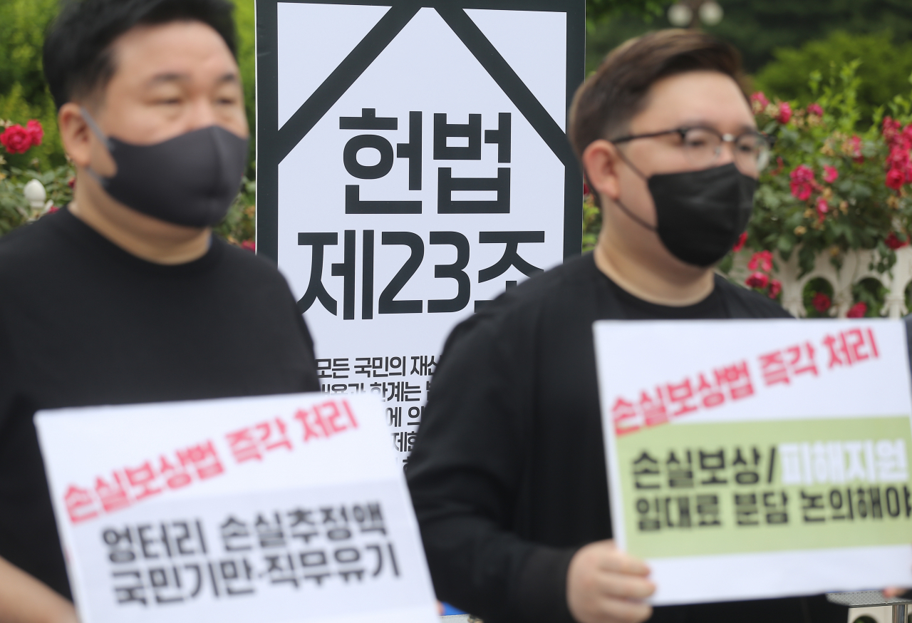 손실보상제를 실시한 해외 11개국 중 법에 ‘의무화’를 명시한 나라는 단 한 곳도 없는 것으로 나타났다. 반면 우리나라는 기획재정부가 나서 시행령에 ‘손실보상 산식’을 집어 넣기 위해 준비하고 있는 것으로 전해졌고, 정치권에서는 더 나아가 이를 소급적용하자며 보채고 있다. 정부·여당이 나서 방역활동은 국민의무라며 손실보상에 난색을 보인 일본과 대비된다. 사진은 지난 7일 서울 여의도 국회 앞에서 기자회견을 열고 손실보상 소급적용을 촉구하고 있는 손실보상법 입법 촉구 피해업종·중소상공인·시민사회단체 관계자들. [연합]