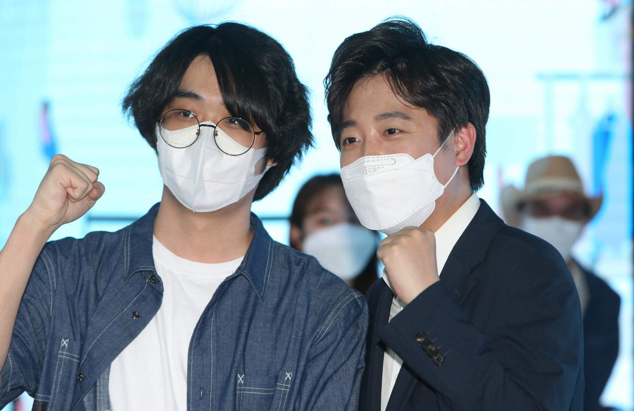 이준석 국민의힘 대표가 전당대회가 진행 중이던 지난 2일 오후 부산 서면지하상가에서 퇴근길 시민들에게 인사를 하고 있다. [연합]