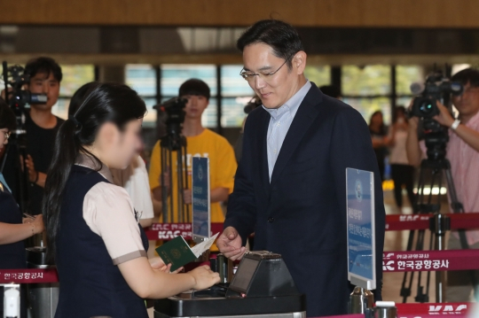 이재용 삼성전자 부회장이 일본 정부의 대(對)한국 수출 규제에 대한 대책 논의를 위해 2019년 7월 7일 서울 김포공항을 통해 출국하고 있다. [연합뉴스 제공]