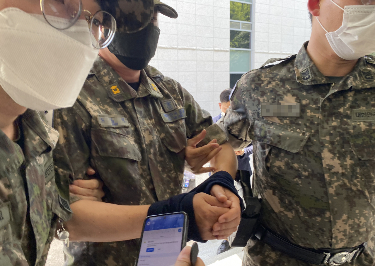지난 12일 ‘공군 부사관 성추행 피해 사망 사건’과 관련해 2차 가해 혐의를 받는 공군 제20전투비행단 소속 노모 준위가 서울 용산구 국방부 보통군사법원에서 열린 구속 전 피의자심문(영장실질심사)에 출석하고 있다. [연합]