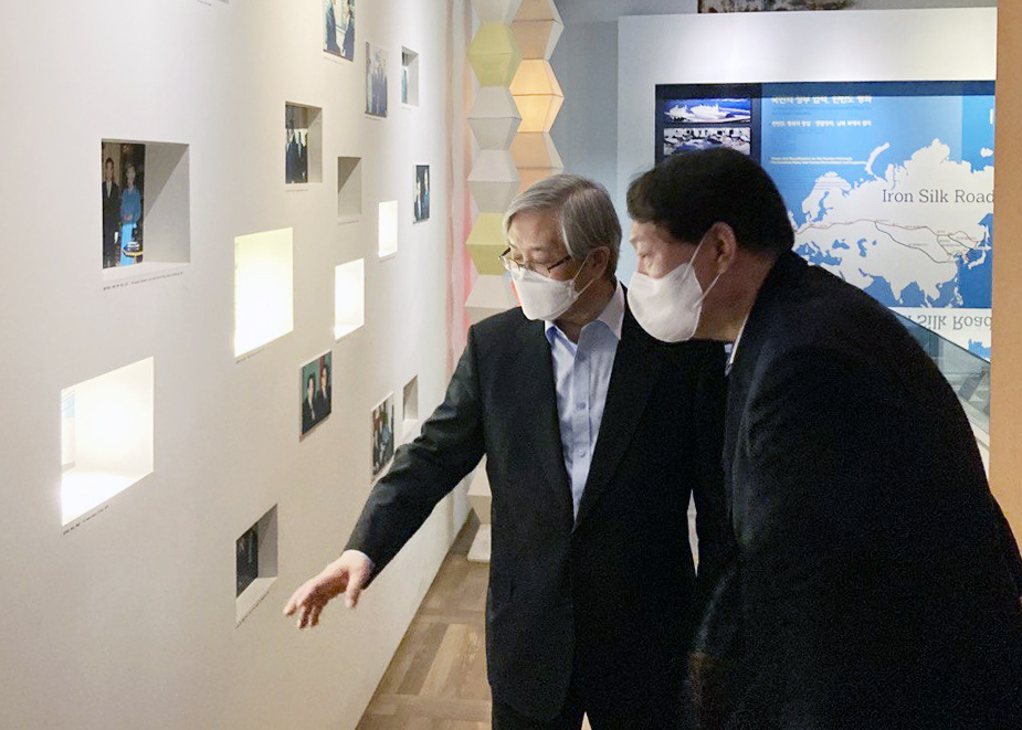 윤석열 전 검찰총장이 지난 11일 서울 마포구 동교동 연세대 김대중 도서관을 방문, 김성재 김대중 노벨평화상 기념관 이사장과 함께 전시물을 살펴보고 있다. [윤석열 캠프 제공]