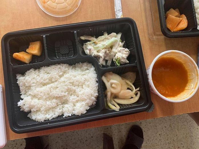 해병대 1사단 격리시설 저녁식사라며 페이스북 ‘육군훈련소 대신 전해드립니다’에 제보된 사진. [페이스북 캡처]