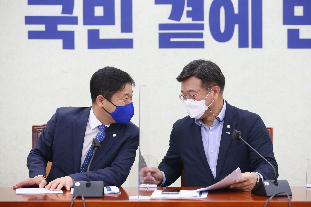 윤호중 더불어민주당 원내대표(오른쪽)와 김영배 최고위원이 15일 서울 여의도 국회에서 열린 원내대책회의에서 이야기를 나누고 있다. [연합]