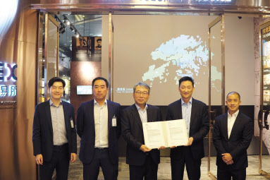 NH투자증권 홍콩법인 이정수 법인장(가운데)이 홍콩거래소 관계자(오른쪽 첫번째, 두번째)로부터 회원권을 전달받은 후 기념촬영을 진행하고 있다. [NH투자증권 제공]