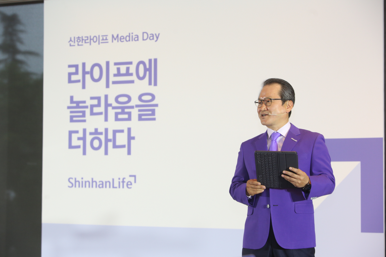 성대규 신한라이프 대표가 15일 서울 중구 웨스틴조선호텔에서 간담회 자리에서 ‘NewLife, Life에 새로운 가치를 더한다’는 새 비전을 제시하고 있다. [신한라이프 제공]