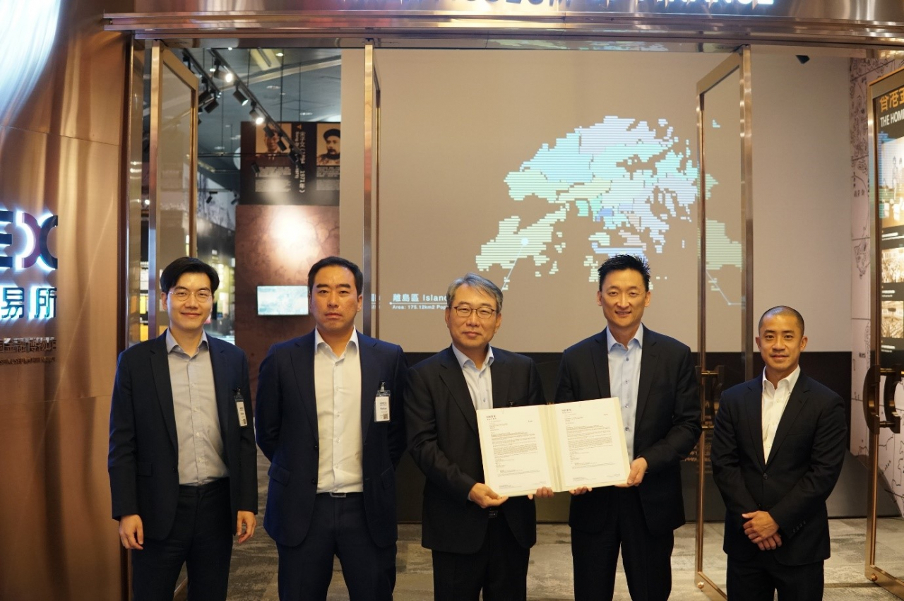 NH투자증권 홍콩법인 이정수 법인장(가운데)과 직원들(왼쪽 첫번째, 두번째)이 홍콩거래소 관계자(오른쪽 첫번째, 두번째)로부터 회원권을 전달받은 후 기념촬영을 진행하고 있다. [NH투자증권 제공]