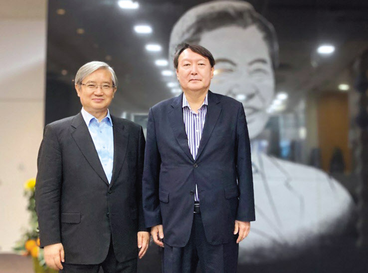 윤석열 전 검찰총장이 지난 11일 서울 마포구 동교동 연세대 김대중 도서관을 방문, 김성재 김대중 노벨평화상 기념관 이사장과 함께 전시물을 살펴본 뒤 기념촬영을 하고 있다. [윤석열측 제공]