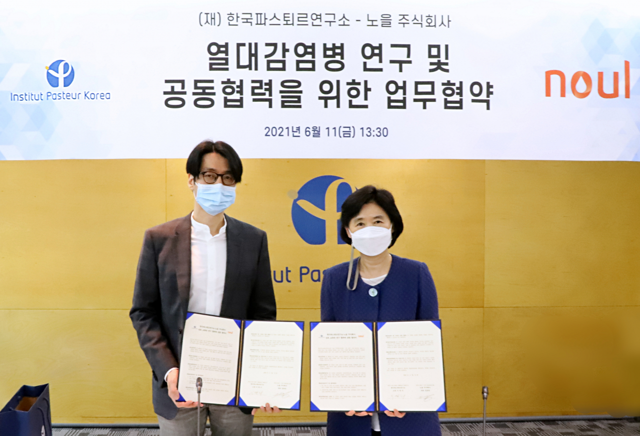 임찬양(왼쪽) 노을 대표와 지영미 한국파스퇴르연구소 소장이 11일 한국파스퇴르연구소에서 양해각서를 교환했다. [한국파스퇴르연구소 제공]
