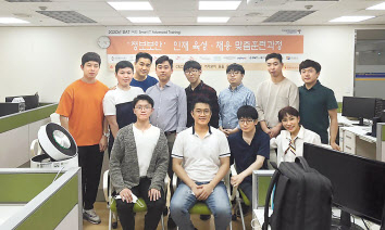 SK㈜ C&C가 장애인 IT 전문가 육성 프로그램 ‘SIAT(씨앗)’ 운영 경험을 바탕으로 청년장애인 채용 연계 교육 확대에 나선다. 지난해 씨앗 프로그램의 4기 정보보안 과정 수료식이 진행됐다. [SK㈜ C&C 제공]